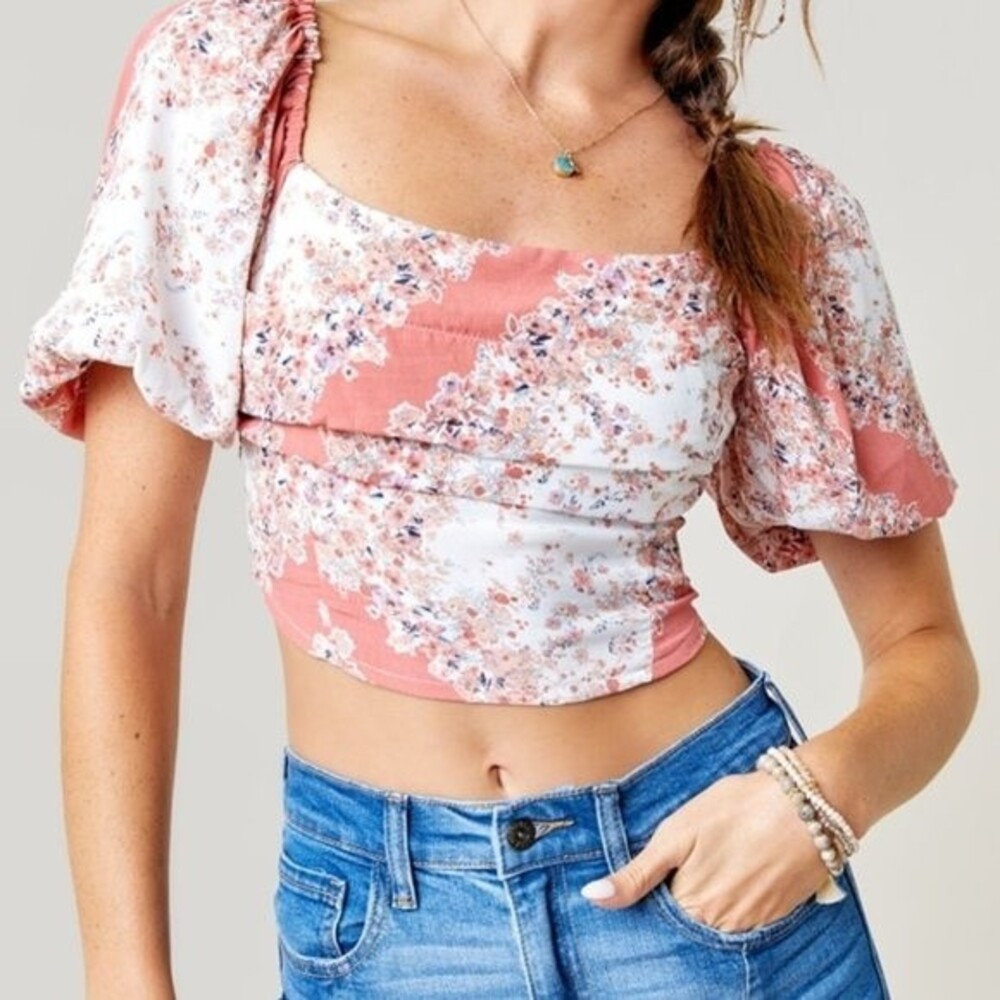 Coco & Jaimeson Women's Size M Pink Floral Short Puff Sleeve Crop Top